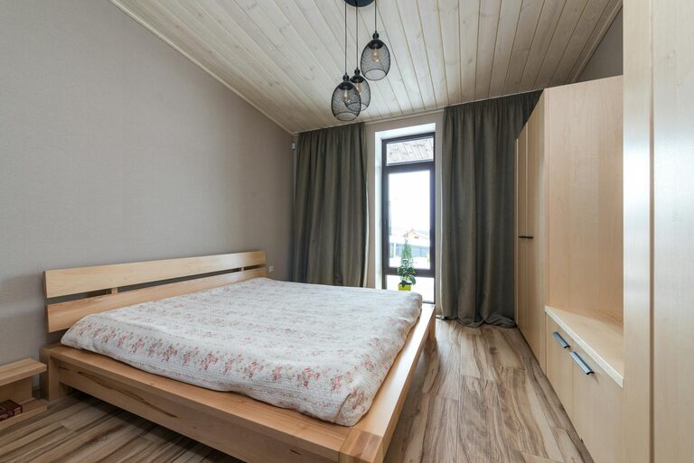 Jak szybko przygotować przestrzeń na przyjęcie gości: praktyczny przewodnik