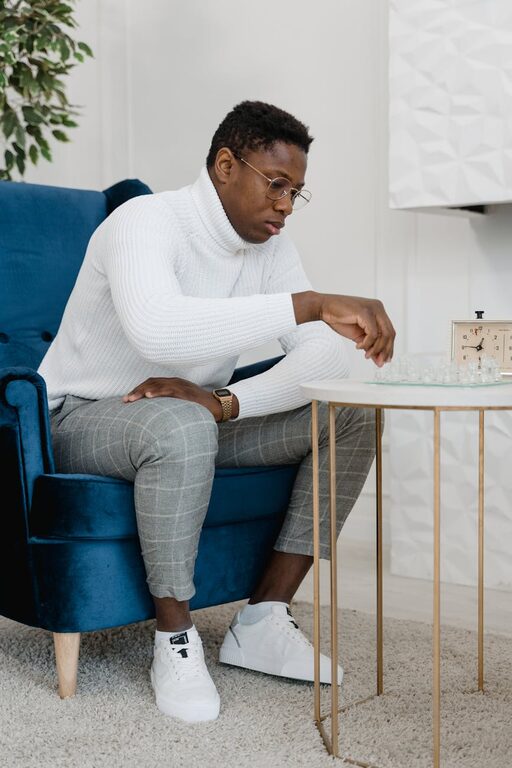 Pomysły na rodzinny wieczór gier w domu: zabawa dla każdego